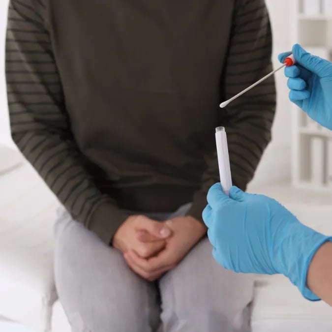 Wymaz spod napletka u mężczyzn – kiedy wykonać, jak się przygotować i jak samodzielnie pobrać wymaz spod napletka?